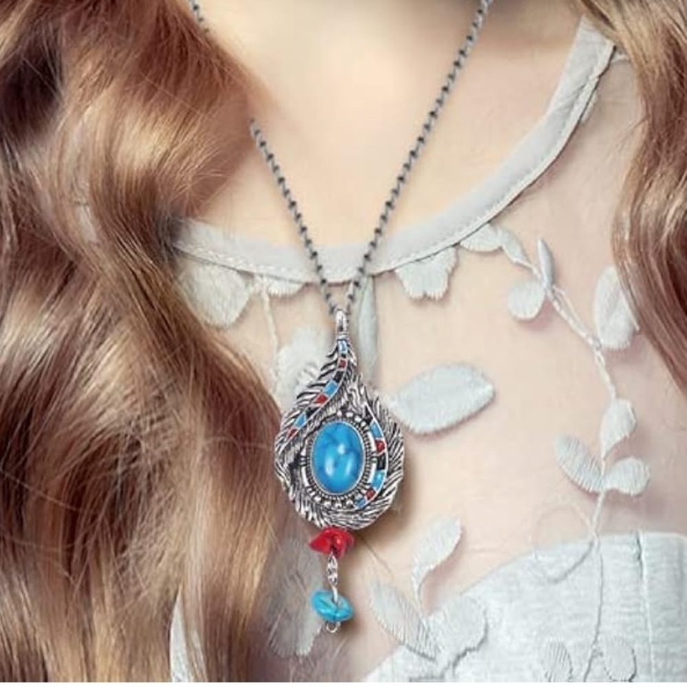 Vintage style necklace with pendant
